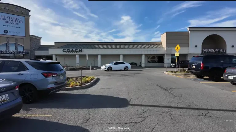 FASHION-OUTLETS-OF-NIAGARA-FALLS-USA-view